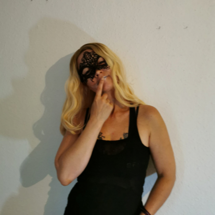 Mia in vielen Kleidern